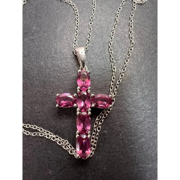 Raspberry rhodolite garnet cross pendant and chain necklace in sterling silver - Picture 5 of 16